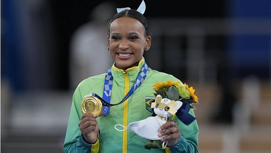Rebeca Andrade com sua medalha de ouro no salto