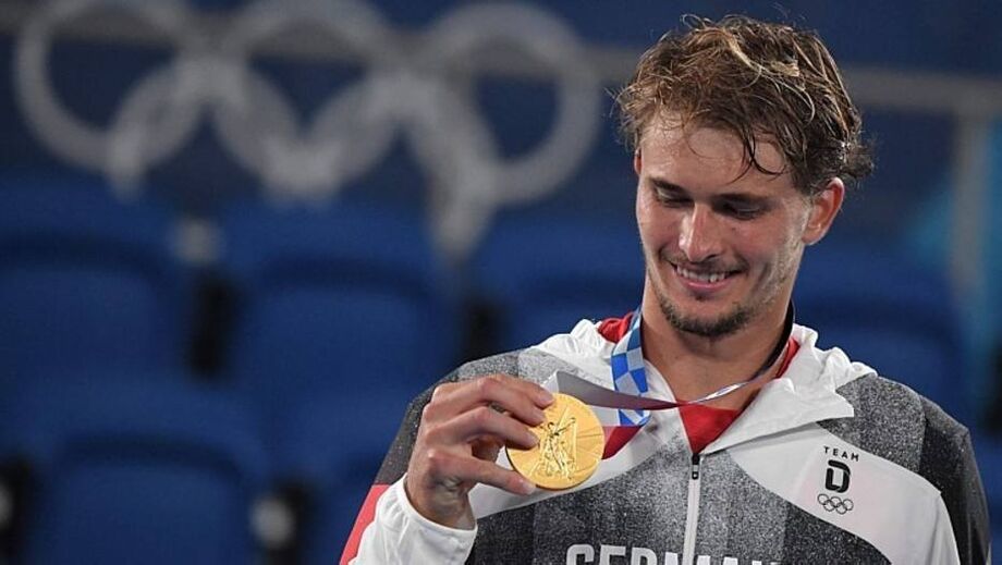 Alexander Zverev com sua medalha de ouro em Tóquio