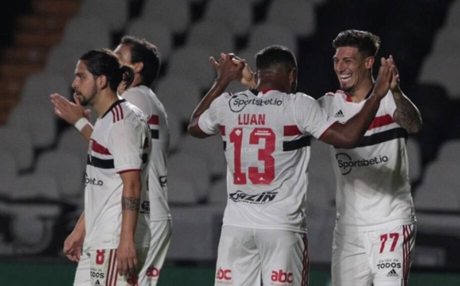 Rigoni comemora o primeiro gol do São Paulo na partida