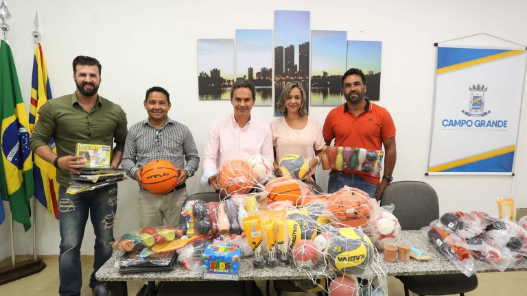 Em parceria com empresários, Prefeitura entrega 110 materiais para projeto Escola Pública de Futebol