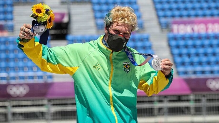 Pedro Barros posa com a medalha de prata