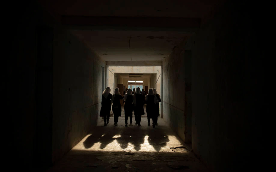 Estudantes do ensino médio de uma escola de Sherberghan; desde a queda do Taleban em 2001, mulheres puderam voltar a estudar