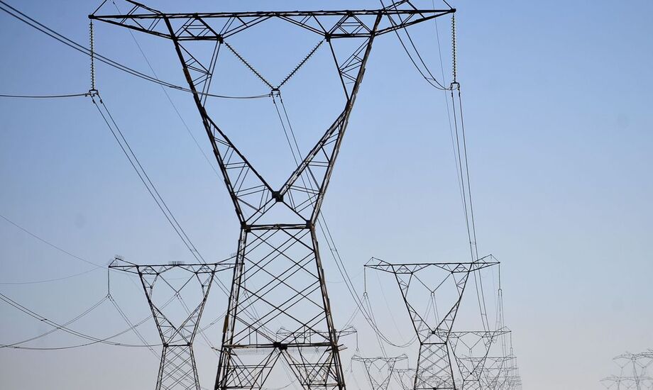 Em períodos de seca, e consequente baixa nos níveis dos reservatórios, é necessário captar energia de outros tipos de usina, como as termelétricas.Por isso, quando as termelétricas são acionadas, a bandeira muda