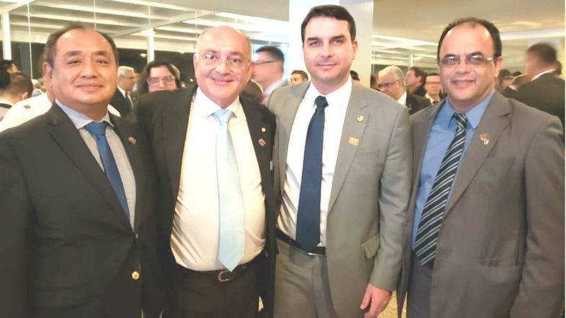 O reverendo Amilton Gomes de Paula ao lado de um dos filhos de Jair Bolsonaro