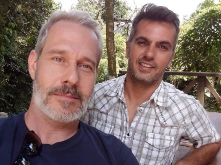 O ator Nico Puig e o companheiro Jeff Lattari, que completam 25 anos de relacionamento
