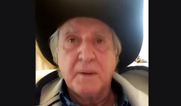 O cantor durante a live