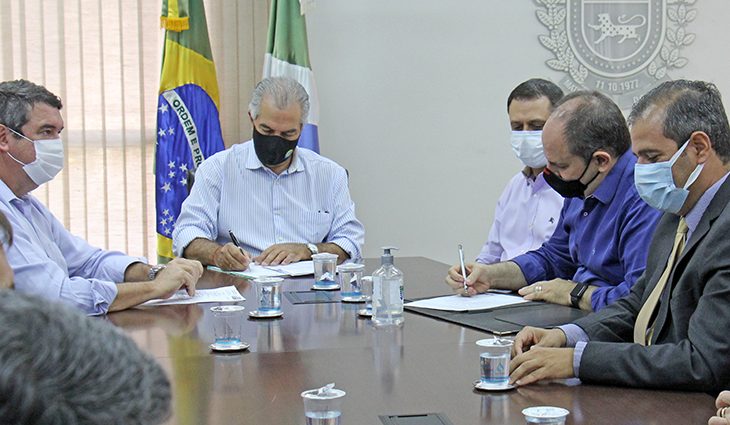 Convênio com universidades para abrir 250 vagas de estágio no governo
