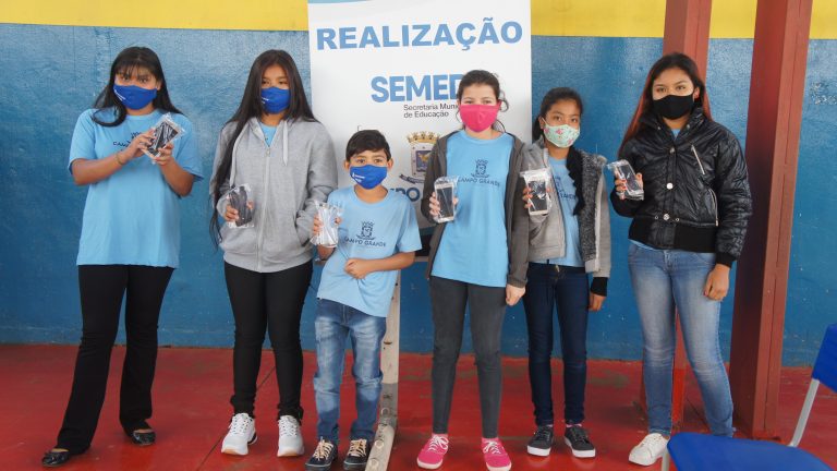 Prefeitura distribui celulares para alunos da Reme estudarem durante escalonamento