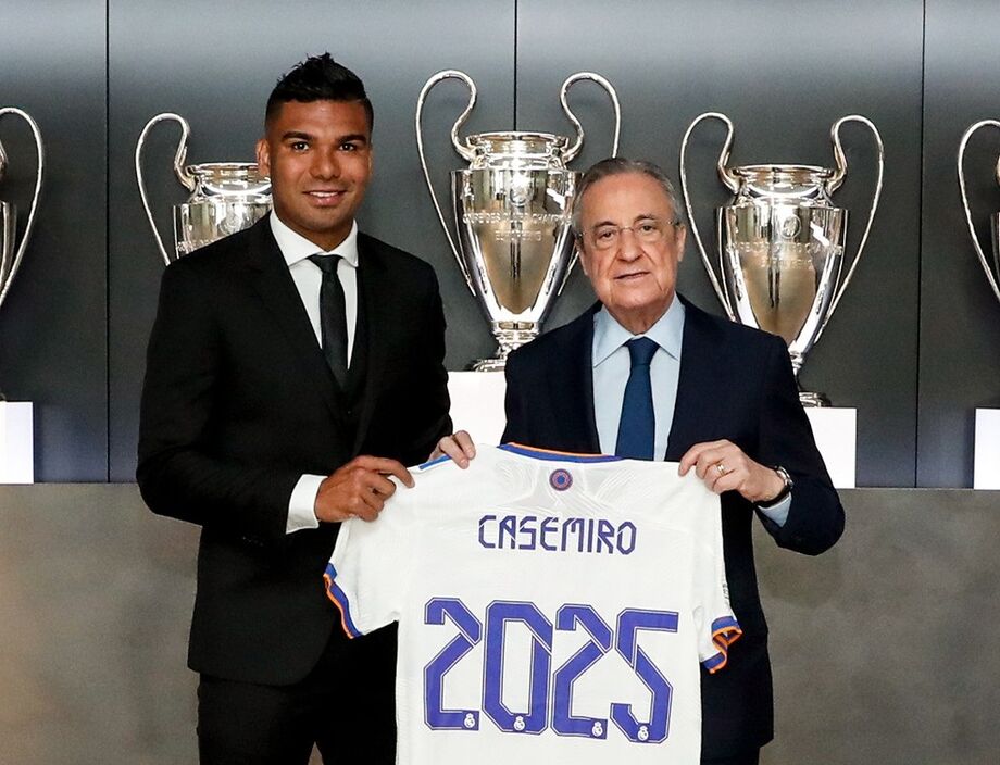 Casemiro posa com o presidente Florentino Pérez