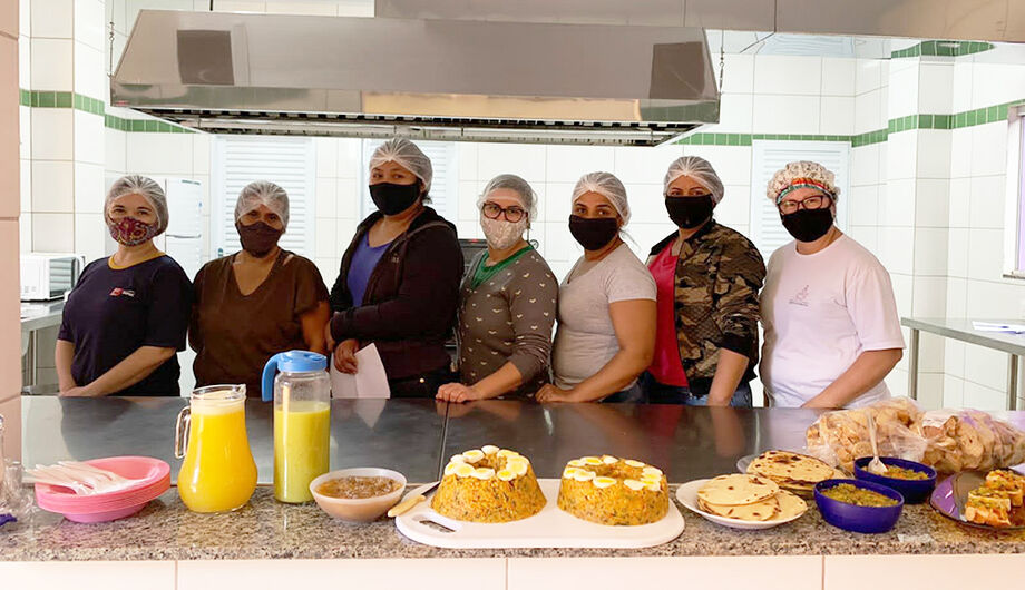 A oficina foi ministrada pela nutricionista do Mesa Brasil Sesc, Sonia Franco, em que foram produzidas receitas como: cuscuz de legumes, antepasto de abobrinha, pão de frigideira, geleia de abacaxi e sucos naturais.