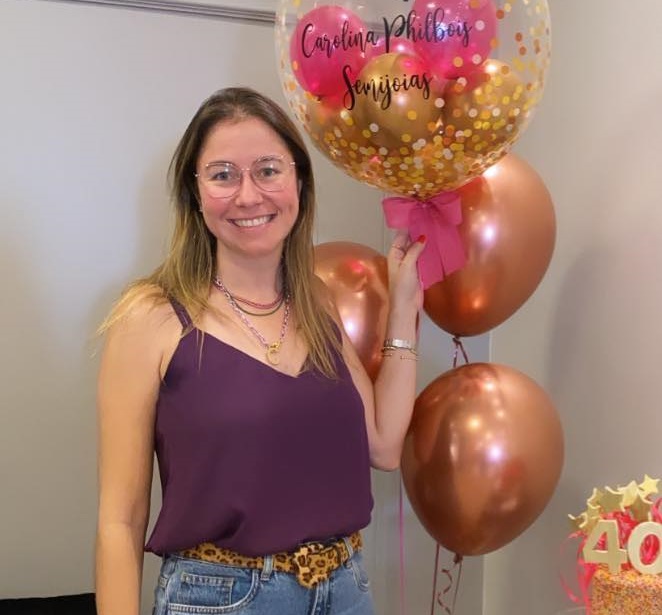 Carolina Philbois dona da loja de semijoias