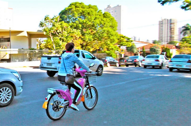 A bicicleta elétrica possui de 02 ou 03 rodas, motor motor auxiliar que é acionado ao pedalar, e sem acelerador.