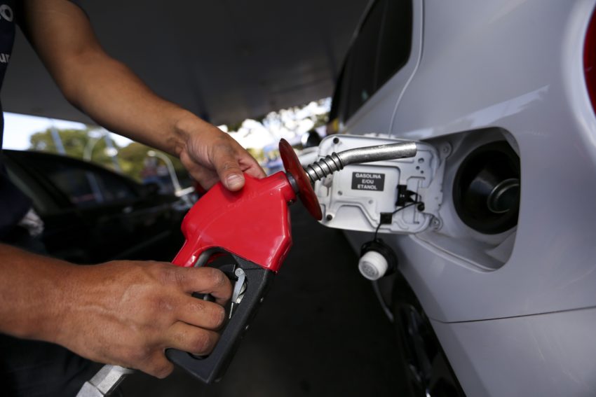 diesel também cedeu de preço na mesma semana, com queda de 0,5%, sendo negociado, em média, a R$ 7 o litro do S10, o menos poluente