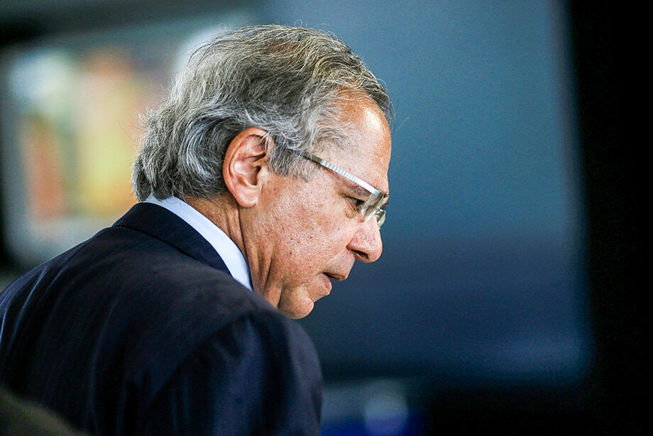 Guedes diz que inflação vai subir no Brasil e que teme impacto de risco político