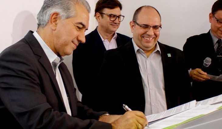 Reinaldo Azambuja e Marcelo Turine assinam ordem de serviço para construção do bunker do Humap