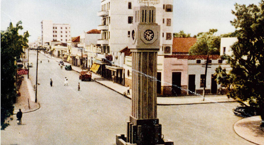 O monumento Relógio Público Municipal, construído no canteiro central na esquina das Avenidas Afonso Pena e Calógeras, é uma réplica do antigo relógio da Rua 14 de Julho