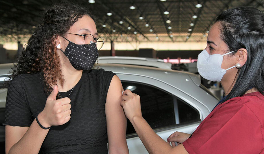 Além do ponto itinerante, está havendo plantão em unidades, drives e pólos para reforçar a vacinação