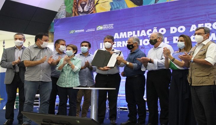 Ministro da Infraestrutura em aeroporto de Campo Grande