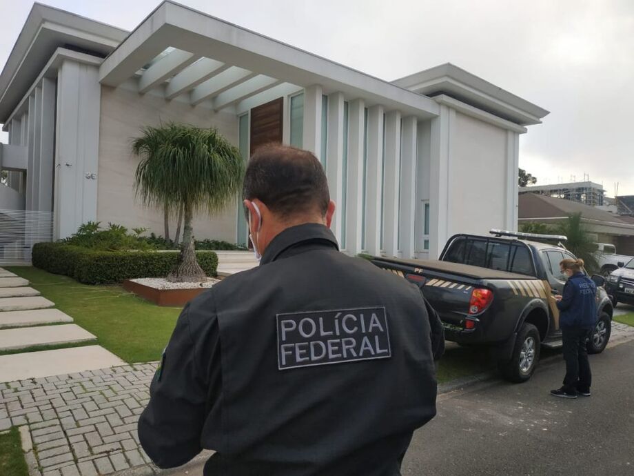 Policia Federal cumpre mandados de prisão.