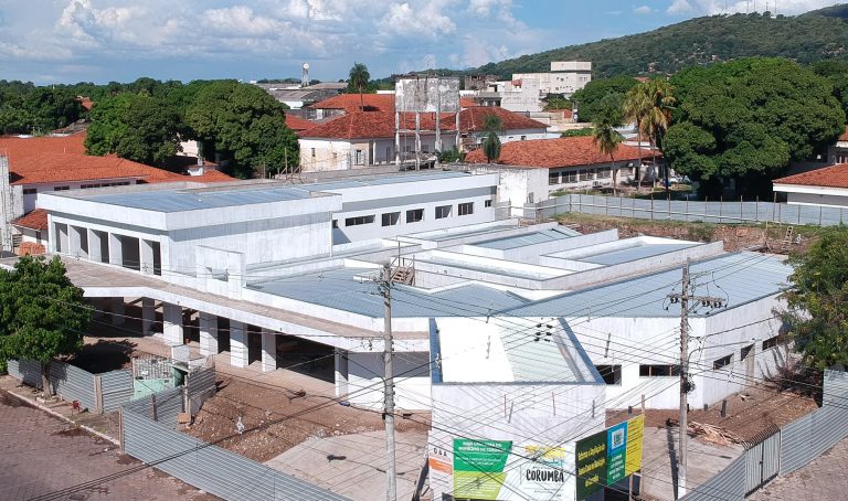 Em Corumbá, governador vistoria obras da Santa Casa e entrega cartões do Mais Social