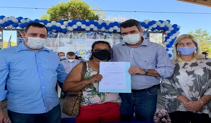 Em Aquidauana, Riedel inaugura obras, assina convênios e entrega títulos de regularização fundiária