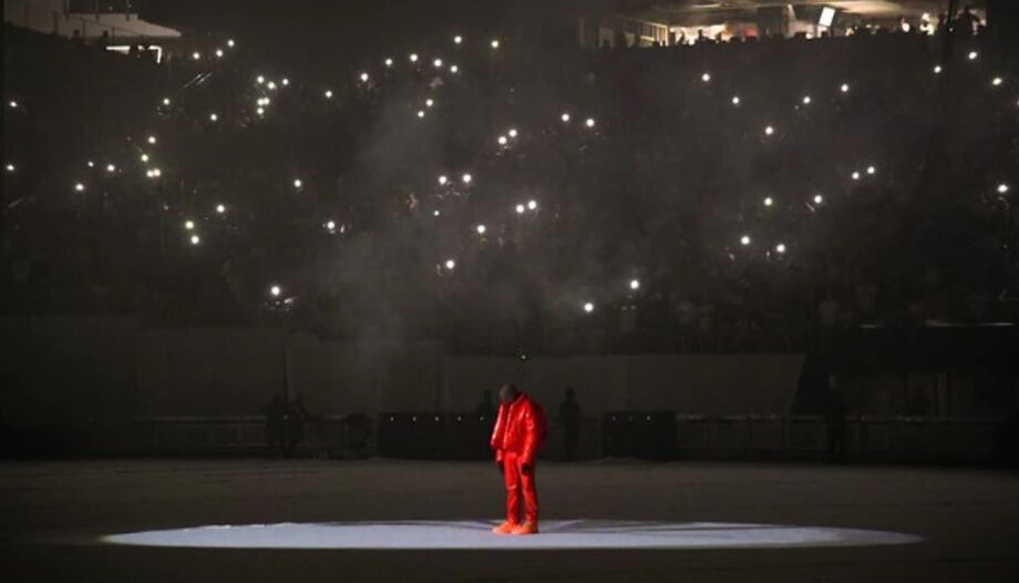Kanye West se destaca no centro do estádio durante a primeira audição do 'DONDA', ainda sem previsão de lançamento