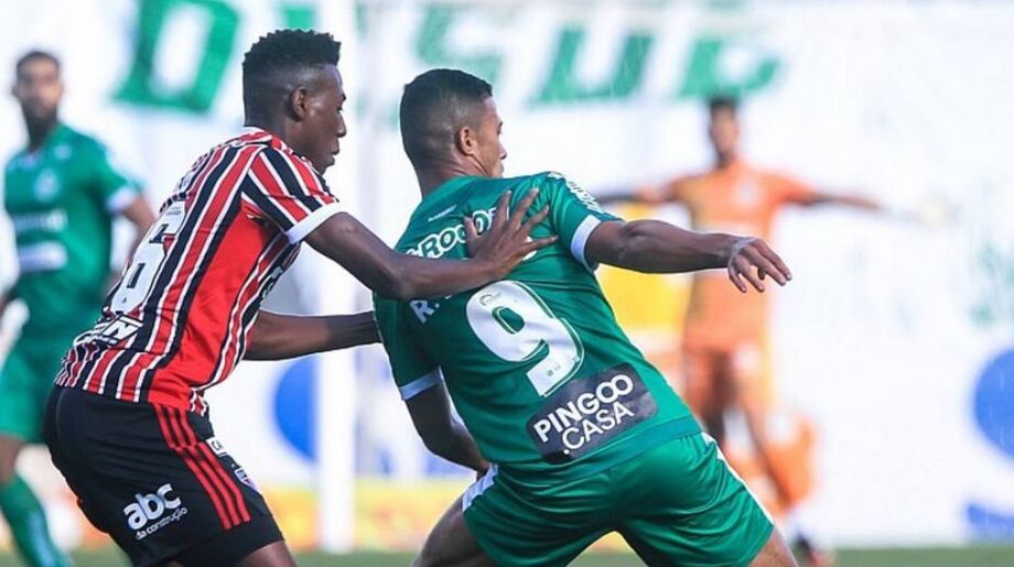 Léo tenta parar Ricardo Bueno, que foi o autor do gol de empate do Juventude