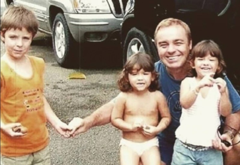 Gugu Liberato e os filhos João Augusto e as gêmeas Marina e Sofia