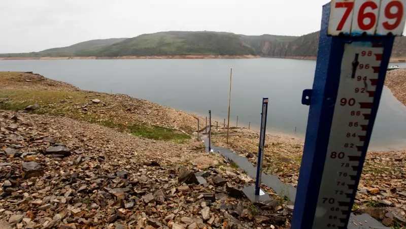 Instrumento para medição do nível d'água na barragem da usina hidrelétrica de Furnas, em São José da Barra (MG)