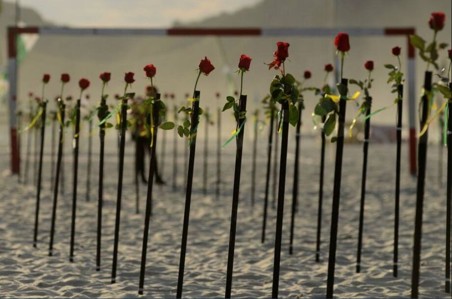 As rosas representam a solidariedade às famílias enlutadas vítimas da crise sanitária