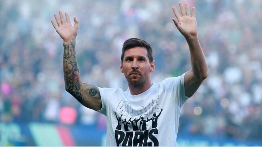 Messi é apresentado à torcida no estádio do PSG