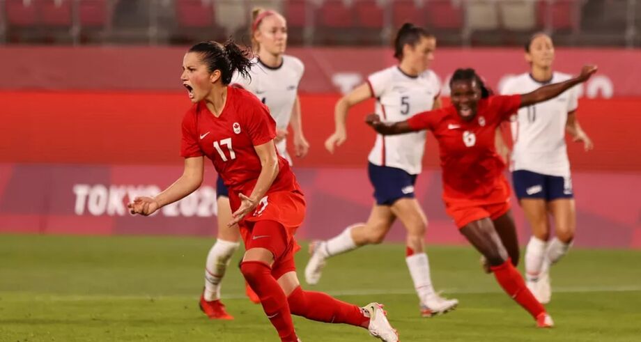 Jessie Fleming comemora o gol da vitória do Canadá sobre os Estados Unidos