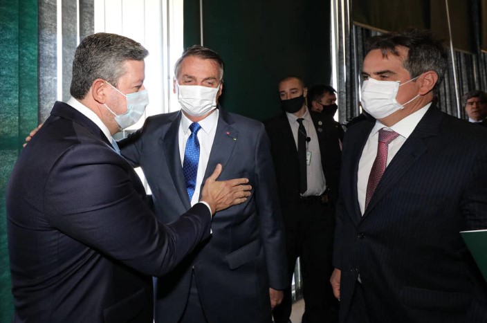 Jair Bolsonaro, ao lado do ministro da Casa Civil, Ciro Nogueira (à dir.), cumprimenta o presidente da Câmara dos Deputados, Arthur Lira