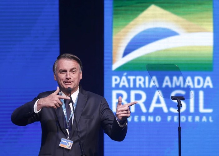 O presidente Jair Bolsonaro faz gesto para simular uma arma durante evento. Foto: Dida Sampaio/Estadão