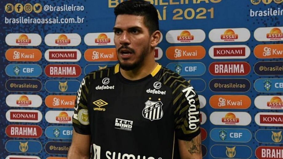 Não vejo a presença dos torcedores deles como um obstáculo. Acredito que, para nós, pode ser até uma motivação a mais voltar a jogar com a presença dos torcedores, mesmo que seja contra afirma o goleiro do Santos