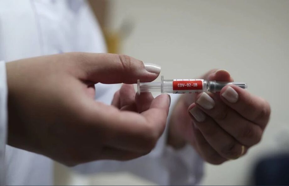 Enfermeira segura uma dose da vacina Coronavac
