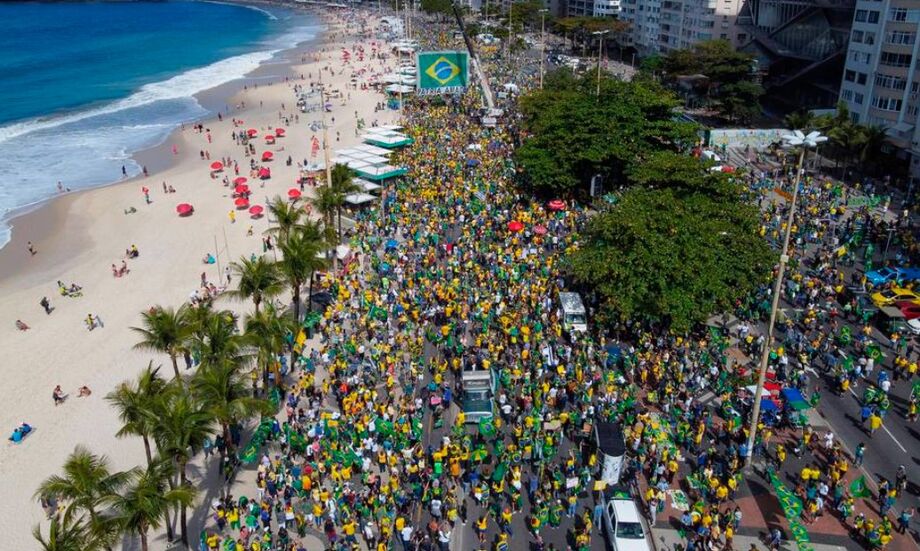 Apoiadores do presidente Jair Bolsonaro se concentram ao longo de seis quarteirões em Copacabana, no Rio de Janeiro