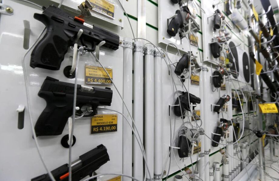 Armas de fogo expostas em loja no Rio de Janeiro