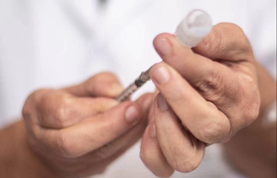 Adiar segunda dose das vacinas pode diminuir a proteção contra novas variantes da covid-19