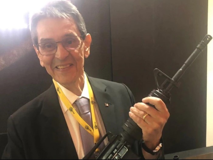 O ex-deputado federal Roberto Jefferson em foto com fuzil publicada nas redes sociais