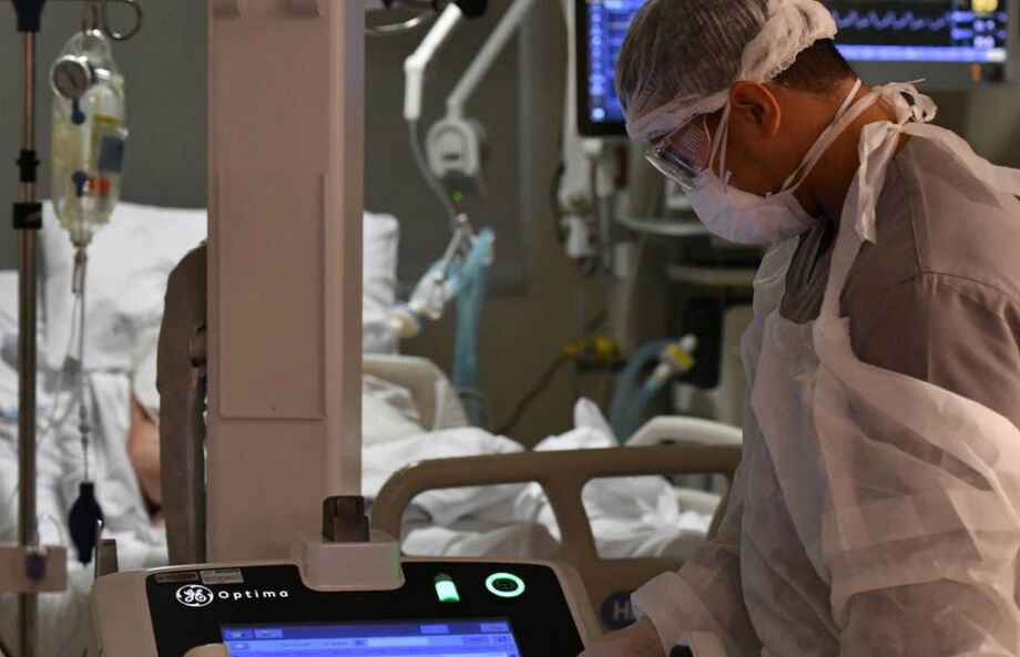 Médico atende pacientes com covid-19 do Hospital Copa Star, em Copacabana, zona sul do Rio de Janeiro