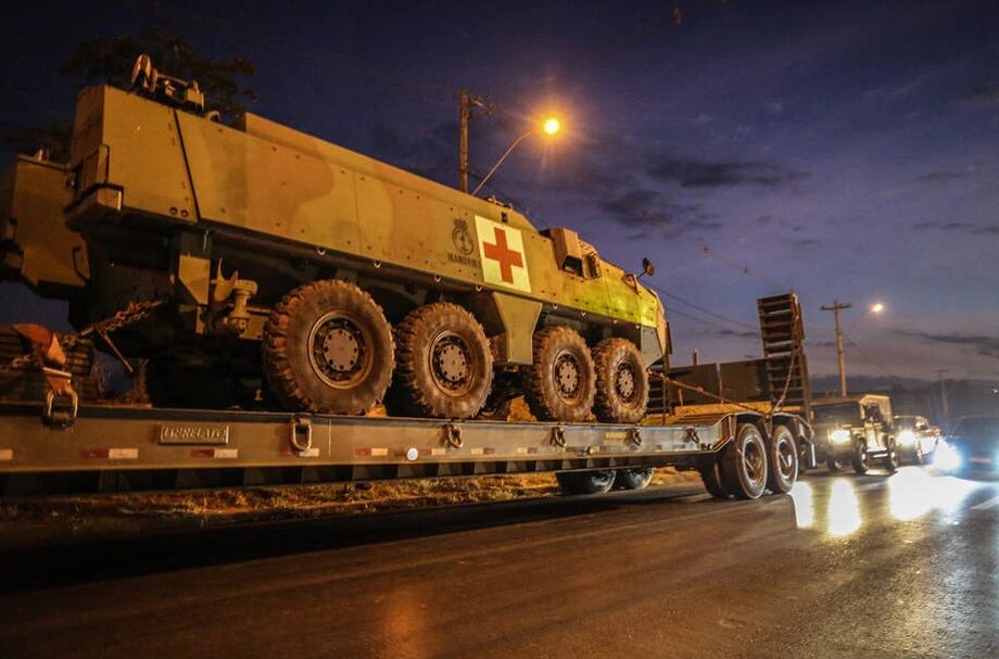 Tanques de guerra vindos do Rio De Janeiro para participar da Operacao Formosa.