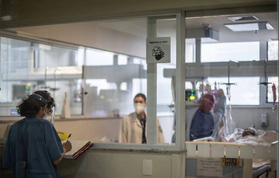 Equipe médica trata paciente grave da covid-19 internado em UTI