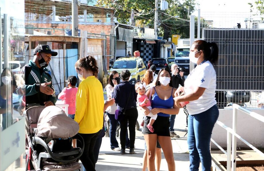 Movimentação em posto de saúde para campanha de vacinação contra a covid-19 em massa no Complexo da Maré, zona norte do Rio