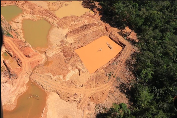 Os cerca de 220 agentes de segurança que participaram da operação ainda inutilizaram 26 escavadeiras hidráulicas e 67 motores-bombas e apreenderam 59 mil litros de óleo diesel e três caminhões