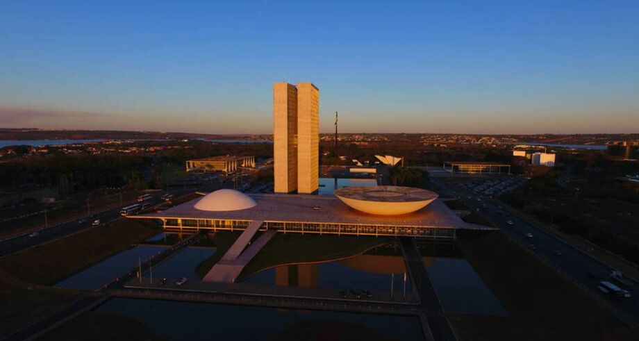 PEC dos Precatórios foi entregue na segunda-feira, 9, pelo governo ao Congresso Nacional