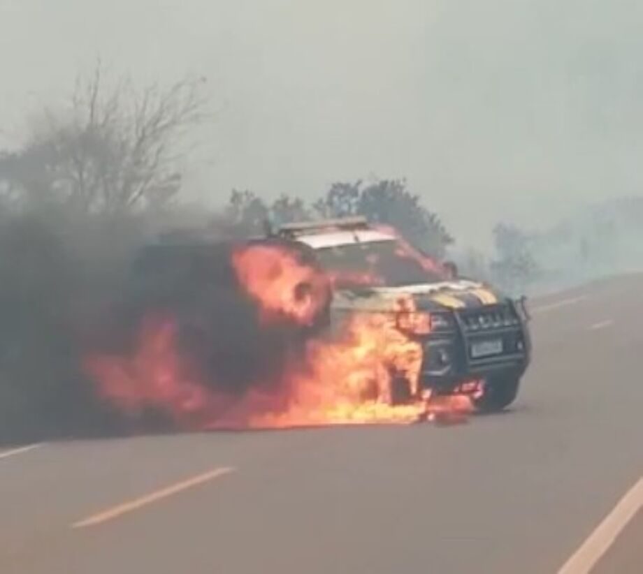 Carro da PRF pegou fogo próximo a área com incêndio na vegetação
