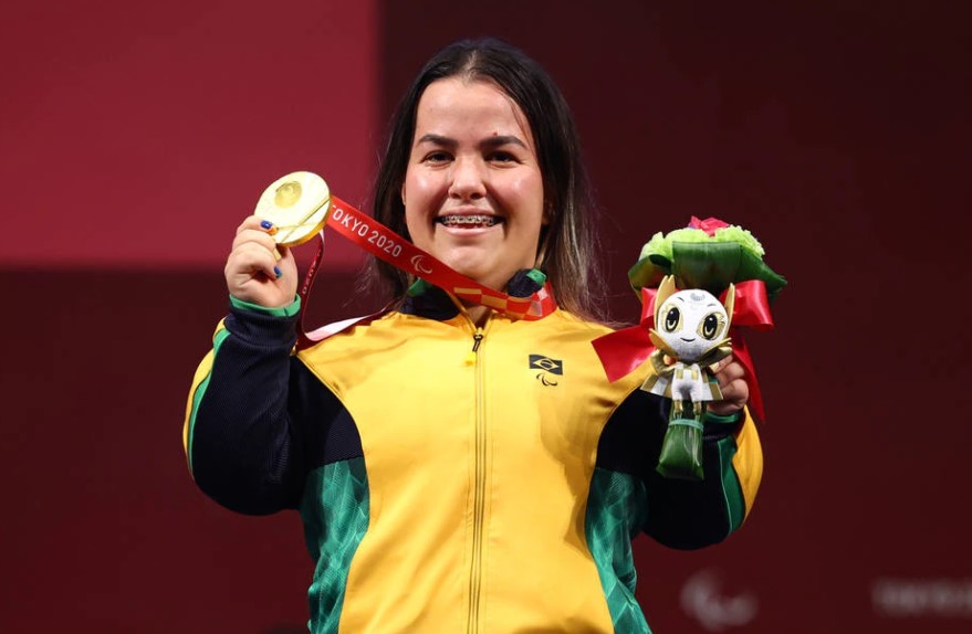 Medalhista de ouro, Mariana D'Andrea celebra no pódio
