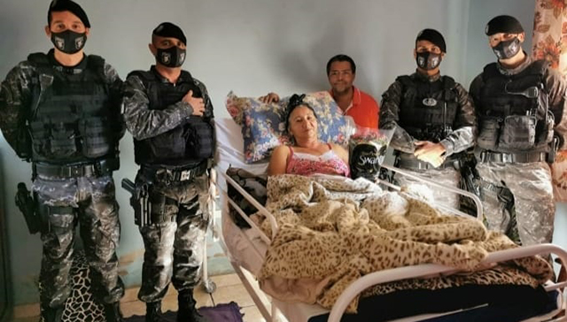 Gilza Soares Lopes recebeu a visita dos policiais que a salvaram