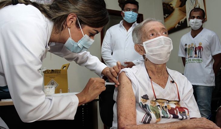 MS inicia vacinação em idosos com dose de reforço